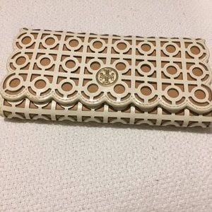 Cream scallop Tory Burch wallet